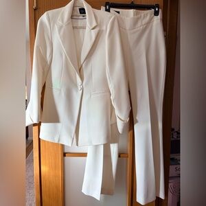 Elagia Elegant White Women's Suit Set Small